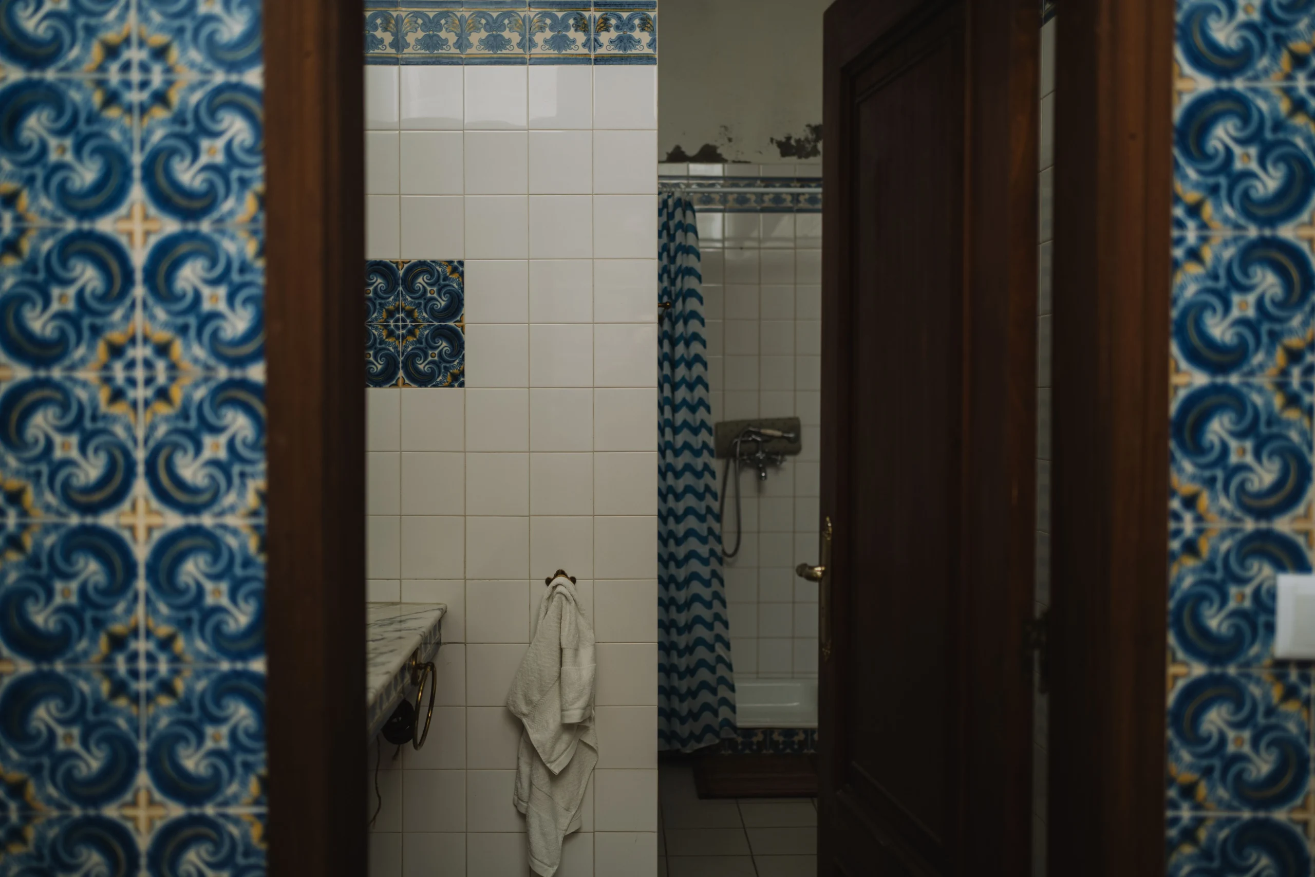 bathroom renovation trends warm textured tile finish